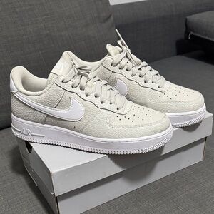 Nike Men's Cream Sneakers